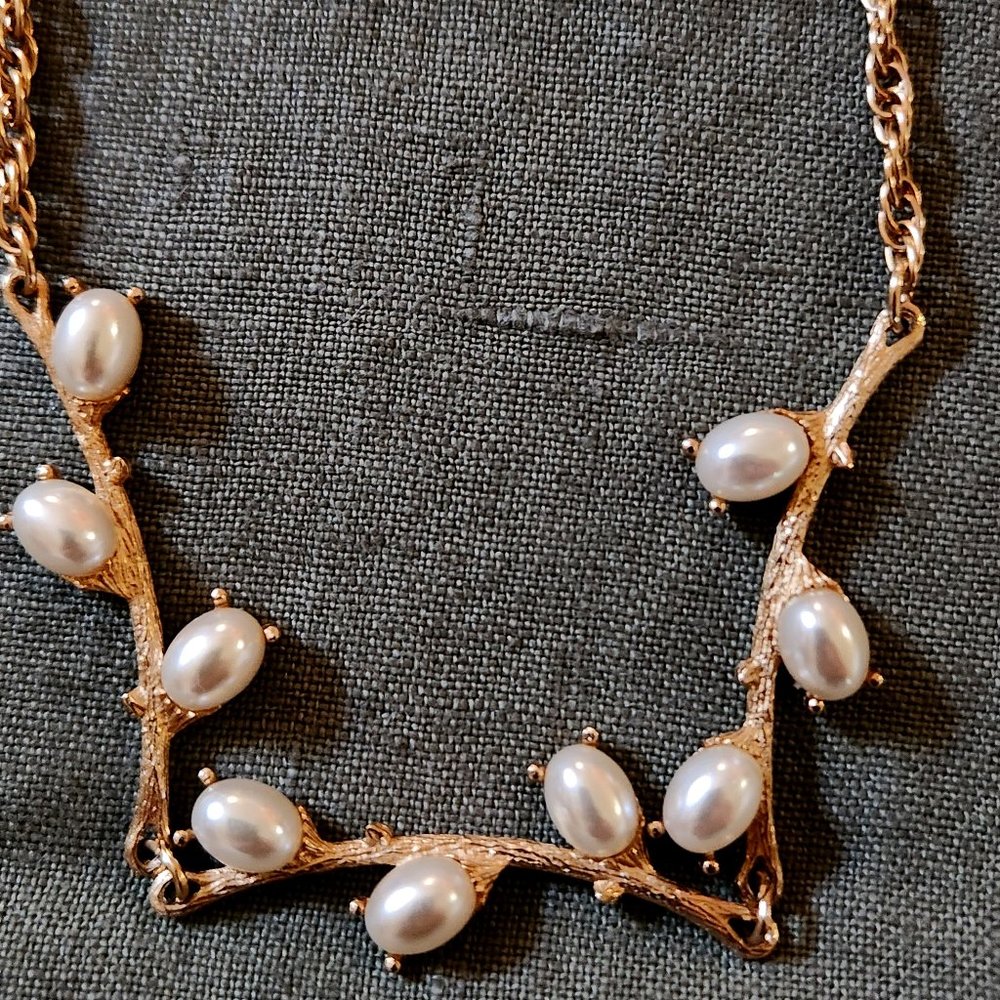 Vintage 1976 Sarah Coventry "Springtime Choker" faux pearl and gold, 18in